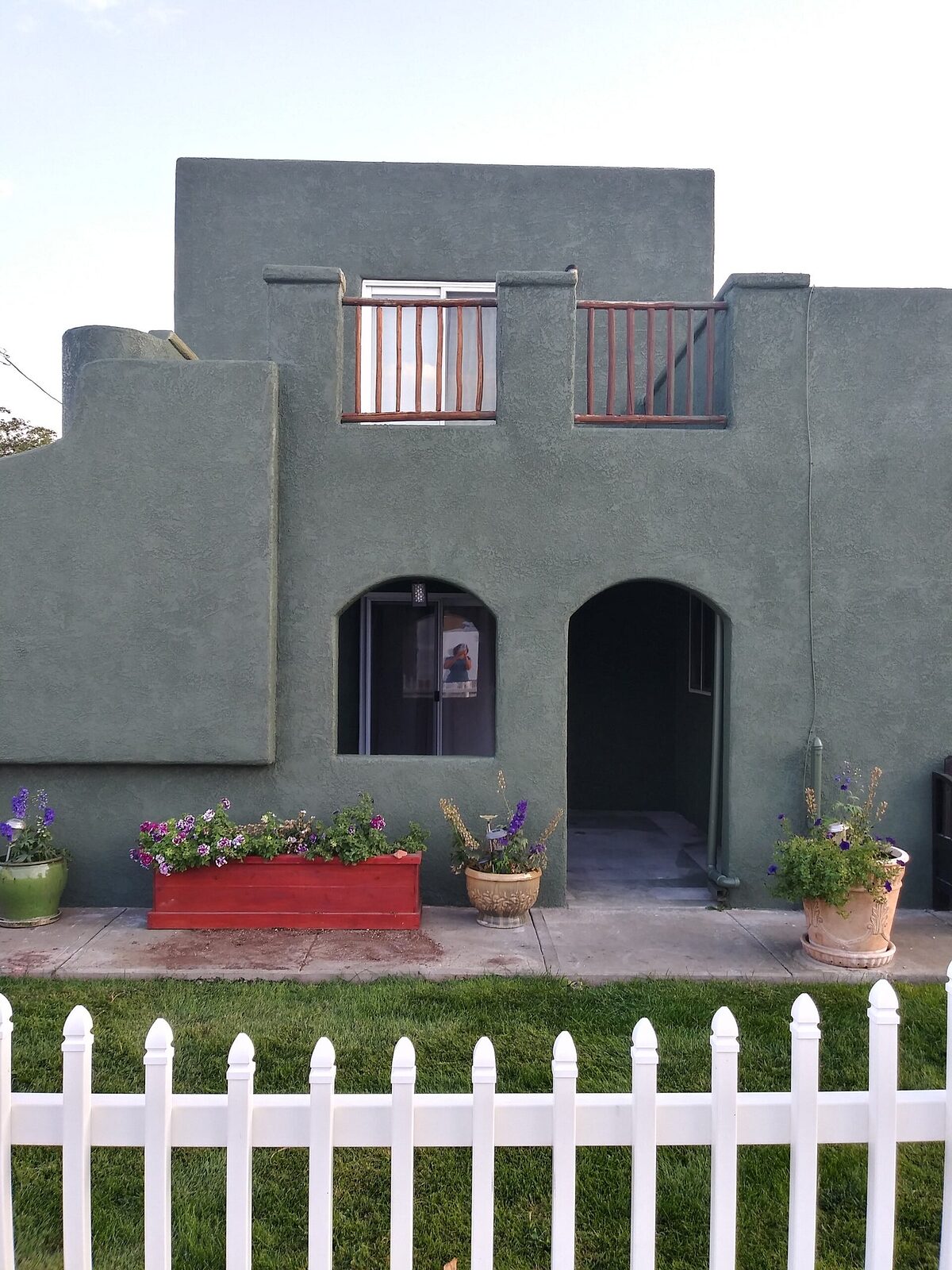 Exterior of a home freshly painted by Aragon's PRO Painting